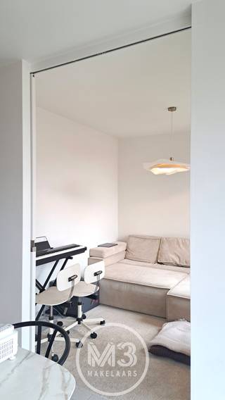 Welkom in deze aangename en gegeerde wijk! Deze buurt ademt een rustige, residentiële sfeer uit en heeft toch alle stedelijke gemakken zoals winkels en restaurants binnen handbereik. Ook qua bereikbaarheid zit het goed voor zowel auto (singel en snelwegen) als openbaar vervoer (trein en tram). Zin om even in tussen het groen te vertoeven? Het Stadspark ligt op wandelafstand.<br /><br />Het appartement zelf werd gebouwd in 2024 en voldoet volledig aan de hedendaagse normen op vlak van comfort en energiezuinigheid, met een uitstekend energielabel A! In de badkamer is er een aansluiting voor je wasmachine. Daarnaast zorgen een extra douchekamer en een apart toilet voor extra dagelijks comfort. <br />Aansluitend aan de leefruimte bevindt zich een aparte, afsluitbare kamer die perfect kan dienen als extra slaapkamer, bureau of hobbyruimte. Als kers op de taart geniet je van een bijzonder rustig gelegen terras — de ideale plek om te ontspannen.<br /><br />Zie jij jezelf hier al wonen? Kom het snel ontdekken!<br /><br /><strong>Extra info</strong><br />Gem. kosten: ongeveer 135 euro/maand (incl. verwarming, onderhoud lift, blokpolis, syndicus, enz.).<br />Aparte meter voor elektriciteit en water.<br />Beschikbaar: vanaf 15 april.<br /><br /><strong>Voorwaarden</strong><br />Max. aantal volwassenen: 2.<br />Huurwaarborg: 3 maanden.<br />Kost plaatsbeschrijving: ongeveer 230 euro (intrede en uittrede).