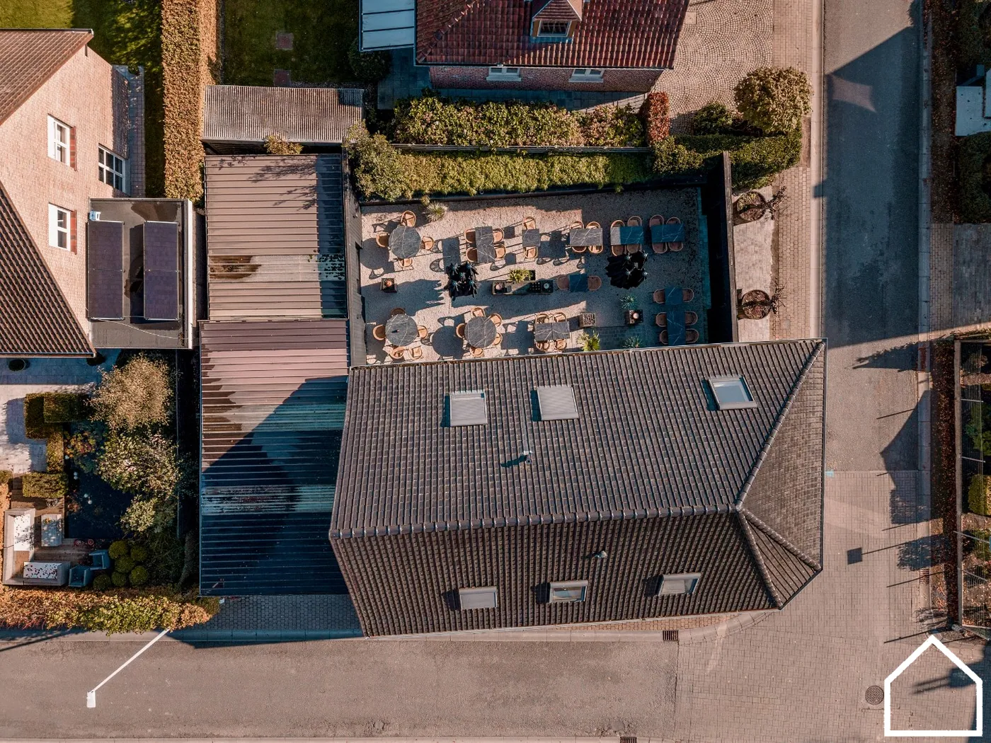 OPBRENGSTEIGENDOM: HANDELSGELIJKVLOERS + 3 SLPK APPARTEMENT - foto 2