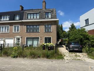 PLAN UW BEZOEKMOMENT VIA ONZE WEBSITE: www.immoboss.be<br /><br />Dit appartement is gelegen op de eerste verdieping en maakt deel uit van een kleinschalige residentie van 3 appartementen en is gelegen in een rustige straat in een residentiële buurt.<br /><br />Indeling: inkom met apart toilet, lichtrijke leef- en woonruimte met open geïnstalleerde keuken, badkamer met inloopdouche en 2 volwaardige slaapkamers waarvan 1 met terras.<br />De tuin is gemeenschappelijk.<br /><br />In de tuin bevindt zich een bijgebouw met aansluiting voor de wasmachines en droogkasten voor de 3 appartementen. <br />In deze ruimte kan ook een fiets gestald worden.<br /><br />Overal centrale verwarming met aardgas.<br />Aparte tellers EGW.<br /><br />Onmiddellijk beschikbaar!<br /><br />Huurprijs: € 950/ maand + € 50 provisie ( kosten gemeenschap inclusief waterverbruik wasruimte met afrekening)<br /><br />EPC: 177 kWh/m2 jaar (Label B)<br /><br />PLAN UW BEZOEKMOMENT VIA ONZE WEBSITE: www.immoboss.be