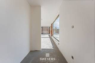 Voor meer info en foto’s, surf naar www.swevers.be – PROJECT MINERA - Aan de Koolmijnlaan 69 bus 1.2 in Houthalen vindt u dit instapklare 3-slaapkamer nieuwbouwappartement met een bewoonbare oppervlakte van 107,65 m². Het project wordt opgeleverd in 2026/2027 en combineert een hedendaagse afwerking met een praktische indeling en een centrale ligging. Het appartement beschikt over drie slaapkamers, een grote open leefruimte en twee ruime terrassen (22m² en 15m²). De leefruimte van 20 m² biedt voldoende plaats voor een gezellige zithoek en sluit rechtstreeks aan op de ruime keuken en eetplaats van 24 m². Dankzij deze open indeling vormen koken, tafelen en ontspannen één aangenaam geheel. Het appartement beschikt over 3 slaapkamers, een praktische badkamer en wasplaats. Daarnaast beschikt het gebouw over een lift, zonnepanelen en warmtepomp. De kelder biedt parkeerplaatsen en extra bergingen die optioneel bij aan te kopen zijn. De ligging is bijzonder praktisch: winkels bevinden zich op circa 500 meter, openbaar vervoer op ongeveer 180 meter en de snelwegen op slechts 1,5 km. Scholen, restaurants en ontspanningsmogelijkheden liggen op ongeveer 2 km. Voor meer informatie, bel 011 255 155. <br />Prijs exclusief 21% BTW en exclusief andere belastingen en toeslagen: 295.000 euro<br />Prijs inclusief 21% BTW, exclusief andere belastingen en toeslagen: 346.240 euro