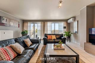 Interesse? Meer informatie op www.SWEVERS.be. - Dit instapklare appartement op de derde verdieping aan de Grote Baan in Houthalen-Helchteren biedt 116 m² wooncomfort op een zeer centrale locatie. De ruime en lichtrijke leefruimte van 35 m² met airco sluit aan op een praktische, gerenoveerde open keuken. Het appartement beschikt over drie volwaardige slaapkamers, een vernieuwde badkamer en is onmiddellijk bewoonbaar.<br /><br />Extra troeven zijn de twee terrassen (10 m² vooraan en 3 m² achteraan), elektrische rolluiken, vliegenramen, lift, een vrijstaande garage en een kelderberging. Dankzij privé zonnepanelen (2022) en een gunstig EPC is het appartement energiezuinig.<br /><br />Met scholen, openbaar vervoer, winkels en ontspanning op wandelafstand en een vlotte verbinding naar de snelweg, combineert deze woonst ruimte, comfort en een uiterst praktische ligging. Bel ons vandaag nog voor een persoonlijke rondleiding. Wij van Swevers Real Estate helpen je maar al te graag verder. tel. 011 255 155. Bron bewoonbare oppervlakte: EPC-verslag.