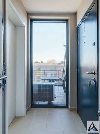 <p><span>Ruim duplex appartement met terras en 3 slaapkamers in Diepenbeek </span></p><p><span> </span></p><p><span>In de Nieuwstraat in Diepenbeek vinden we dit aangenaam en goed onderhouden duplex appartement, waar ruimte en comfort centraal staan. </span></p><p><span>In de inkomhal bevindt zich het gastentoilet. Vervolgens betreed je de ruime, lichtrijke leefruimte met open keuken. </span></p><p><span>Vanuit de leefruimte heb je bovendien directe toegang tot het terras. Dankzij de airconditioning geniet je hier het hele jaar door van optimaal comfort. </span></p><p><span> </span></p><p><span>Het appartement telt drie slaapkamers, waarvan één momenteel ingericht is als dressing.</span></p><p><span>Daarnaast zijn er twee badkamers aanwezig: op de onderste verdieping, één met douche en enkele lavabo. Boven vinden we de ruimere badkamer met ligbad, dubbele lavabo en tweede toilet.</span></p><p><span>Verder beschikt het appartement op elke verdieping over een berging. </span></p><p><span>Achteraan het gebouw bevindt zich een carport, zodat je altijd beschikt over een vaste parkeerplaats.</span></p><p><span> </span></p><p><span>In het gebouw is er ook een lift aanwezig. </span></p><p><span> </span></p><p><span>Dankzij de centrale ligging in Diepenbeek, met een vlotte verbinding naar de autostrade en op korte afstand van Genk-Hasselt, geniet u hier van een uitstekende bereikbaarheid en nabijheid van diverse voorzieningen. </span></p><p><span> </span></p><p><span>Kortom</span><span>,</span><span> een ideaal appartement voor wie comfortabel en zorgeloos wil wonen op een topligging, perfect als eigen woonst of als slimme investering. </span></p><p><span> </span></p><p><span>Neem vandaag nog contact met ons op via: <span>info@immopa.be</span></span><span> of 089 50 35 85!</span></p><p><span> </span></p>