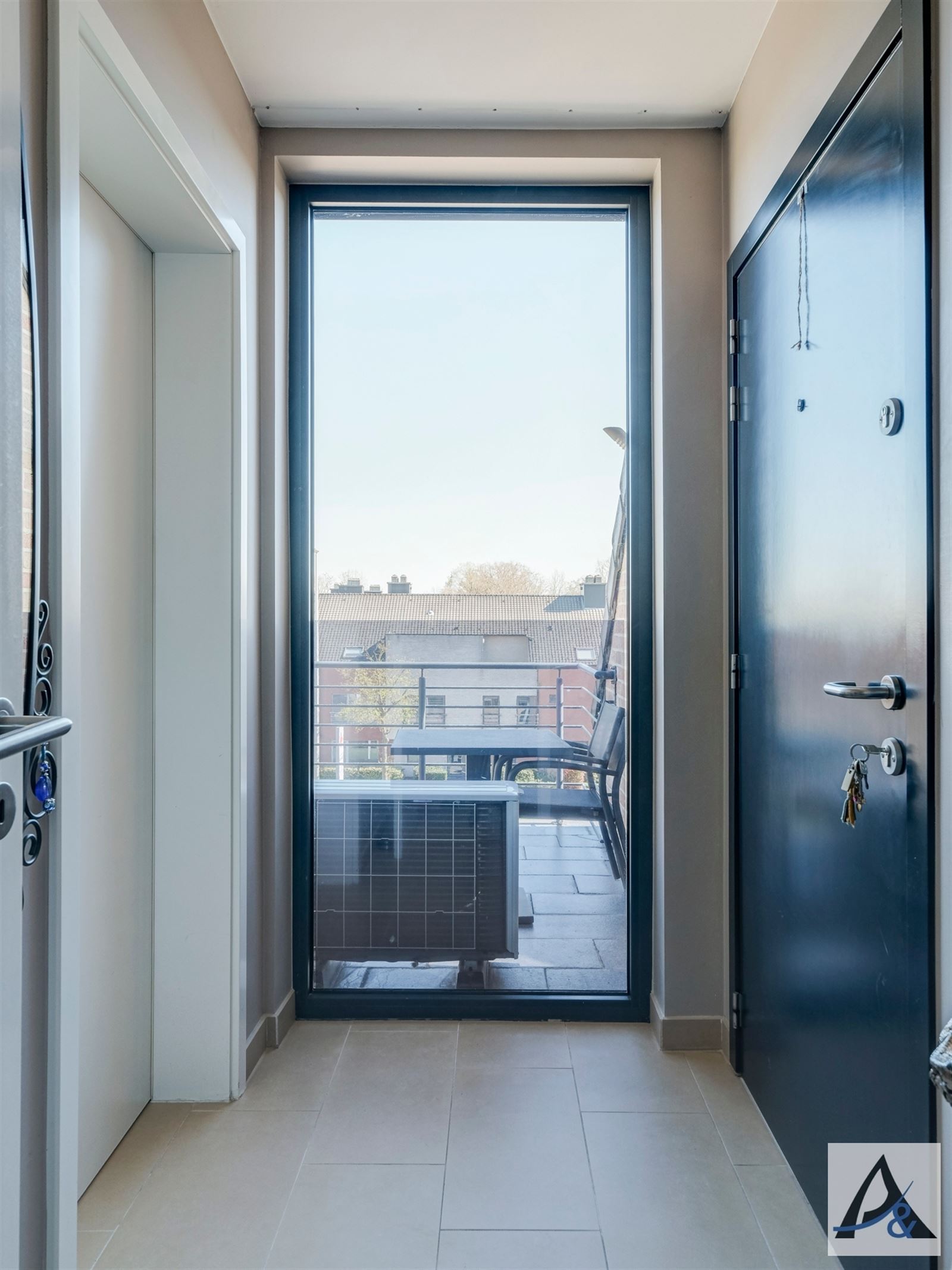 Ruim duplex appartement met terras en 3 slaapkamers in Diepenbeek. - foto 2