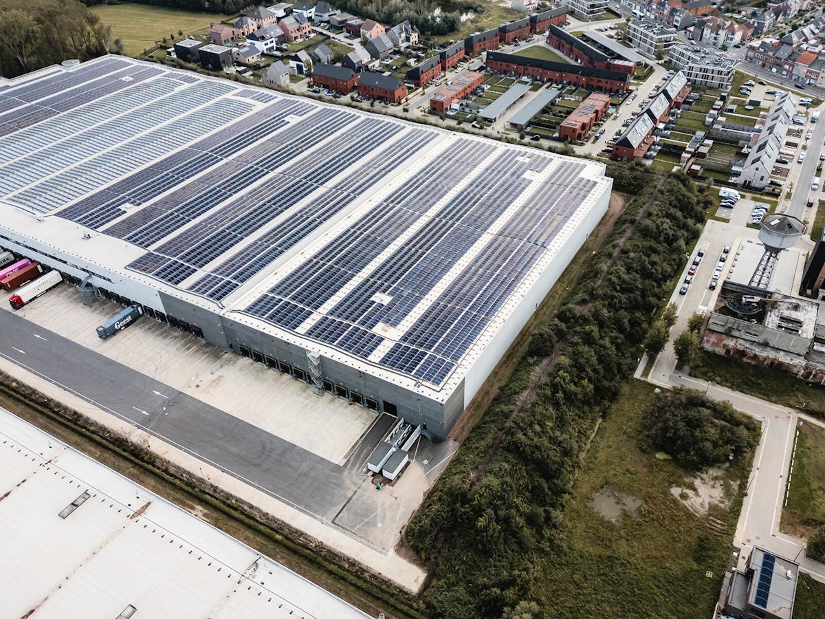 Strategically located warehouse (9,255m²) for rent in Willebroek - photo 2