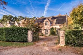 Te renoveren woning met grote tuin en eigen bos in rustig Bonheiden. Omgeven door groen en op wandelafstand van het natuurdomein Mispeldonk en de...