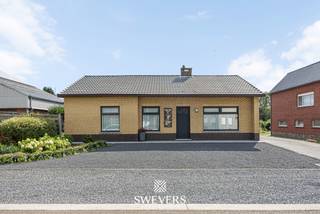 Voor meer info en foto’s, surf naar www.swevers.be – Deze rustig gelegen bungalow aan Heidestraat 42 in Leopoldsburg biedt een praktische gelijkvloerse indeling, drie slaapkamers en een ruim zuidgericht perceel van 810 m². De open bebouwing dateert van 1970, heeft een bewoonbare oppervlakte van 134 m² en is toe aan een opfrissing. Ideaal voor wie de woning stap voor stap naar eigen smaak wil vernieuwen. Via de inkomhal bereik je de leefruimte van 28,86 m² met living en eetkamer. Aansluitend bevindt zich de keuken van 13,05 m², die grenst aan de veranda en zo een fijne verbinding met de buitenruimte vormt. Verder is er een afzonderlijk toilet. De drie slaapkamers meten 13,34 m², 9,58 m² en 8,03 m² en bieden mogelijkheden als hoofd-, kinder-, logeer- of werkkamer. Ook de badkamer bevindt zich op het gelijkvloers, waardoor comfortabel wonen zonder trappen mogelijk is. Extra bergruimte vind je in de garage van 20 m² en de kelder van 16,18 m². Het ruime, zuidgerichte perceel biedt bovendien heel wat mogelijkheden voor een zonnige tuin en gezellige buitenruimte. Openbaar vervoer, winkels, restaurants en ontspanning bevinden zich op bereikbare afstand. Een interessante woning voor wie gelijkvloers wonen wil combineren met ruimte en renovatiemogelijkheden. Voor meer informatie, bel 011 255 155. Bron bewoonbare oppervlakte: EPC – verslag.