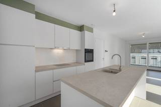 LANCERING - RESIDENTIE TINE | Energiezuinige & kwalitatieve appartementen<br /><br />Residentie Tine bestaat uit 14 hoogwaardig afgewerkte appartementen. Er wordt gebruik gemaakt van vooruitstrevende technieken en architectuur. Elk appartement is voorzien van een warmtepomp, vloerverwarming en zonnepanelen, twee slaapkamers, badkamer, apart toilet, berging, volledig uitgeruste keuken en zeer ruime terrassen. <br /><br />Het project geniet van een perfecte bereikbaarheid, een absolute troef van deze residentie. Winkelen, onderwijs, genieten en ontspanning,… allemaal op een boogscheut verwijderd zowel te voet als met de fiets. Ook het vernieuwde station is vlot bereikbaar.<br /><br />Het project biedt tal van voordelen: <br /> - warmtepomp & zonnepanelen <br /> - gebruik van kwalitatieve materialen <br /> - vlotte bereikbaarheid <br /> - 6% BTW mogelijk<br /> - duurzaam en toekomstgericht<br /><br />Mogelijkheid tot aankoop van ondergrondse garage, autostaanplaats of berging.<br /><br />Verkoop onder btw-stelsel (ook 6% btw mogelijk) <br />E-Peil 30 <br /><br />Contacteer ons vrijblijvend voor meer info of vraag naar onze projectbrochure! <br /><br />Meer info op www.vastgoedvanoverschelde.be/projecten