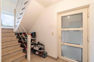 Op zoek naar een gunstig gelegen 2-slaapkamerappartement met ruim terras, parkeerplaats en (tuin)berging? Dan is dit zeker een kijkje waard.Op het 1e...