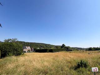 TERRAIN INTÉRESSANT avec EMPLACEMENT CENTRAL, ACCESSIBILITÉ FACILE et à proximité du Muziekbos à Ronse. Ce terrain de 689M² est adapté à une CONSTRUCTION SEMI-OUVERT et offre la base idéale pour bâtir une MAISON SPACIEUSE et ÉCONOME EN ÉNERGIE pour la FAMILLE, agrémentée d'un jardin agréable. Grâce à la combinaison d'un ENVIROMENT CALME et VERT et d'une SITUATION AVANTAGEUSE, commerces, écoles et le centre-ville se trouvent à proximité. De plus, le Muziekbos, les ARDENNES FLAMANDES et le PAYS DES COLLINES ne sont pas loin, idéal pour ceux qui aiment se promener et faire du vélo.<br /><br />Adresse : Ninoofsesteenweg 348 à Ronse<br /><br />Aucune obligation de construction; P-score : B; Mesures administratives dans le registre des mesures : non.; Libre à l'acte.