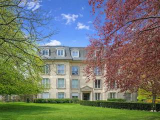 <strong>Klassevol hoekappartement met drie slaapkamers en ruim terras nabij het centrum van Gent</strong><br /><br />Dit stijlvolle appartement bevindt zich op de gelijkvloerse verdieping van de karaktervolle residentie ‘Auteuil’, gelegen in een groene en rustige omgeving aan de rand van Gent, vlakbij het ziekenhuis Maria Middelares en het Maaltepark.  Dankzij de nabijheid van belangrijke verbindingswegen geniet u bovendien van een uitstekende bereikbaarheid.<br /><br />Bij het betreden van het appartement komt u in een ruime inkomhal met plaats voor een vestiaire en een gastentoilet.<br /><br />De leefruimte met eetplaats is open en lichtrijk en geeft rechtstreeks toegang tot het terras. Het terras is ruim en biedt uitzicht op de groene omgeving.<br /><br />Aansluitend bevindt zich de volledig ingerichte en praktische keuken.<br /><br />Het nachtgedeelte situeert zich achteraan en omvat een hoofdslaapkamer met dressing en een ensuite badkamer, uitgerust met wastafel, douche en toilet. Daarnaast zijn er nog twee slaapkamers.<br /><br />Het appartement werd afgewerkt met kwalitatieve materialen zoals parket en natuursteen, wat bijdraagt aan de stijlvolle uitstraling.<br /><br /><strong>Extra troef:</strong> bij het appartement horen een privatieve kelderberging en een inpandige garage, inbegrepen in de prijs.<br /><br /><strong>Ideaal voor wie rustig wil wonen met een vlotte verbinding naar het centrum van Gent.</strong>