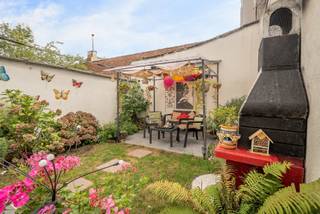 <p>On a quiet street in 2020 Antwerp, you will find this 90 m² ground-floor apartment with a 25 m² city garden, behind an authentic yellow-brick façade. High ceilings, a marble fireplace and wooden floors give this apartment a character you simply won't find in a new build.</p>
<p><strong>Highlights at a glance</strong> + Ground-floor living with a private 25 m² city garden<br />+ Generous 30 m² bedroom with authentic wooden doors<br />+ EPC label C, asbestos-safe certificate and compliant electrical installation<br />+ Rear extension fully insulated in 2026 (roof and rear façade)<br />+ Kitchen from 2021<br />+ Characterful façade, high ceilings, marble fireplace and wooden floors</p>
<p><strong>Layout</strong> You enter the light-filled living room with high ceilings and a marble fireplace. Original wooden double doors open onto the generous bedroom of no less than 30 m², leaving ample space for a large walk-in wardrobe or home office. The dining area with skylight connects to the semi-open kitchen (2021), where the large sliding window takes you straight into the walled city garden: a cosy terrace with plenty of greenery.</p>
<p>Ready to feel at home here? Call 0478.65.04.73 and book your viewing today!</p>