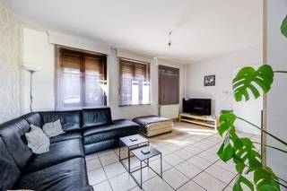 INTERESSANTE WONING vlakbij het DAVERLOPARK gelegen, op fietsafstand van Brugge en het station.<br />Op het gelijkvloers bestaande uit: inkomhal met gastentoilet, aangename leefruimte met gascassette, keuken en handige aanpalende berging.<br />Op de verdieping: 2 grote en 2 kleine slaapkamers, badkamer met douche en grote GEISOLEERDE zolder.<br />Daarnaast beschikt deze woning over een grote ZONNIGE TUIN met uitweg én gemetste bijhorende GARAGE.<br />Je leest het goed: RUIME woning, ZONNIGE TUIN (en voortuin) + GARAGE op een zucht van BRUGGE CENTRUM. Hier is THUISKOMEN met de glimlach!<br /><br />Gunstig EPC label B! 150 kWh/m² jaar<br />