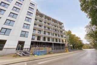 <p><span>NIEUWBOUW STUDIO MET TERRAS OP TOPLOCATIE </span></p><p><span> </span></p><p><span>In Sint-Lambrechts-Woluwe treffen wij deze knappe residentie aan gelegen in de Neerveldstraat. In de nabije omgeving treffen wij diverse onderwijsinstellingen, verschillende supermarkten, Woluwe Shopping, lokale handelaars, openbaar vervoer, ... aan. Wij bevinden ons enerzijds op circa vijftien minuten van het stadscentrum en anderzijds nabij omliggende steden en gemeenten zoals Zaventem en Brussel. </span></p><p><span> </span></p><p><span>Op de eerste verdieping van deze nieuwe residentie genaamd Twin Falls treffen wij deze lichtrijke studio aan met dank aan de grote raampartijen. De indeling van de studio is als volgt: een inkomhal, een berging, een badkamer en een slim ingedeelde leefruimte. De leefruimte is voorzien van een volledig uitgeruste keuken met de nodige plaats voor een zithoek en een slaaphoek. Als verlengde van de leefruimte is er het aangenaam terras van circa 11m².</span></p><p><span> </span></p><p><span>Waarom Twin Falls? </span></p><p><span>- Uitstekende ligging</span></p><p><span>- Aanwezigheid van een lift</span></p><p><span>- Divers aanbod: studio's, appartementen met 1/2 of 3 slaapkamers </span></p><p><span>- Een energiezuinige residentie klaar voor de toekomst (EPC-label A/B, aanwezigheid van zonnepanelen)</span></p><p><span> </span></p><p><span>Als kers op de taart is er een kelder/unit, een gemeenschappelijke fietsenstalling en een afvallokaal allemaal inbegrepen in de huurprijs. Bijkomend bestaat er de mogelijkheid om een bovengrondse/afgesloten autostaanplaats te huren aan 125,00 euro/maand. </span></p><p><span> </span></p><p><span>Nieuwsgierig naar dit knap nieuwbouwproject? Vraag snel meer informatie of een bezichtiging aan via <span>info@pillar.estate</span></span><span> of contacteer ons op het nummer 033 695 695. </span></p><p><span>Tot binnenkort! <br /></span><span>De vermelde oppervlaktes zijn slechts een indicatie. Pillar kan niet verantwoordelijk gesteld worden voor de juistheid van de door zijn verstrekte gegevens. </span></p><p><span> </span></p>