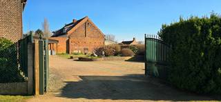 4129 ca TOPLIGGING aan het straatje naar "Het Schulens Meer" in Linkhout/Lummen.Hoeve, 153 m² gelijkvloers, met in de tuin 3 stallingen ( 160 m²...