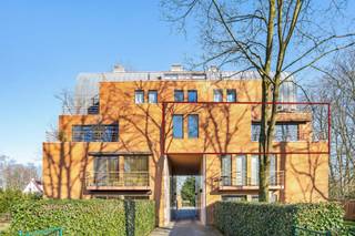 <p>Ruim en lichtrijk appartement van 182 m² op een groene toplocatie in het centrum van Beerse</p>
<p>Op zoek naar een uitzonderlijk ruim appartement met alle comfort en een centrale ligging? Dit verzorgde appartement van maar liefst 182 m² bevindt zich op een prachtig groen domein in het hart van Beerse en combineert ruimte, licht en wooncomfort op een unieke manier.</p>
<p>Bij het binnenkomen valt meteen de royale indeling op. De brede leefruimte met grote raampartijen geniet van een overvloed aan natuurlijk licht en biedt een aangename woonbeleving met zicht op het groene karakter van de omgeving. Dankzij de ruime opzet zijn er tal van mogelijkheden om gezellige zit- en eetruimtes te creëren.</p>
<p>De keuken werd reeds vernieuwd en is praktisch ingericht, waardoor u meteen kunt genieten van hedendaags comfort. Verder beschikt het appartement over verschillende ruime vertrekken die flexibel kunnen worden ingevuld volgens uw woonwensen.</p>
<p>Het gebouw is uitgerust met een lift. Bovendien zijn een garagebox en een kelderberging inbegrepen in de prijs.</p>
<p>Troeven op een rij:</p>
<ul>
<li>Zeer ruim appartement van 182 m²</li>
<li>Gelegen op een groen domein in het centrum van Beerse</li>
<li>Lichtrijke leefruimte met grote raampartijen</li>
<li>Vernieuwde keuken</li>
<li>Lift aanwezig in het gebouw</li>
<li>Garagebox inbegrepen</li>
<li>Kelderberging inbegrepen</li>
<li>Centrale ligging nabij winkels, horeca en openbaar vervoer</li>
</ul>
<p>Een ideale opportuniteit voor wie op zoek is naar royaal wonen op een rustige, groene locatie, zonder in te boeten aan bereikbaarheid en voorzieningen. Een bezoek zal u ongetwijfeld overtuigen.</p>
<p><br /><br /><br /></p>