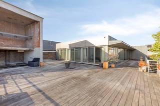 <strong>Exclusieve penthouse met zeldzaam groot dakterras nabij het Groen Kwartier.</strong><br /><br />Dit prachtige appartement van ca. 147m² baadt in het licht dankzij de royale glaspartijen, die binnen en buiten naadloos in elkaar laten overvloeien. Het indrukwekkende, <strong>zuidgerichte dakterras </strong>van ca. 00m² fungeert als een volwaardige extra leefruimte waar u vrijwel de hele dag van de zon kan genieten.<br /><br /><strong>Indeling:</strong><br />Bij het betreden van de woning valt meteen de uiterst lichte, uitgestrekte woonkamer op. Deze ruimte vloeit naadloos over in een strakke, open keuken die voorzien is van alle hedendaagse inbouwtoestellen. Verder telt het appartement <strong>twee volwaardige slaapkamers</strong>, met de optie om een ruime, derde slaapkamer bij te maken. Vervolgens, de ingerichte badkamer, uitgerust met een ligbad, wastafelmeubel en een toilet.<br /><br /><strong>Bijzonderheden:</strong><br />EPC label <strong>B</strong>;<br /><strong>Aparte</strong> nutsvoorziening (gas, water en elektriciteit).<br /><br /><strong>Ligging:</strong><br />De locatie biedt het beste van twee werelden. U wandelt in no-time naar de bruisende wijk <strong>Zurenborg</strong> voor een hapje of een drankje. Daarnaast bevinden het <strong>station Antwerpen-Berchem</strong> en het <strong>sfeervolle Groen Kwartier </strong>zich letterlijk om de hoek. Hier geniet u van het centrale stadsleven, maar dan met een ongeziene hoeveelheid (buiten)ruimte.