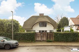Dans le centre d'Ekeren, cette villa de caractère au toit de chaume jouit d'un emplacement de premier choix, avec vue sur le parc.Une propriété qui...