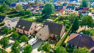 IN OPTIE!! Sommige woningen overtuigen door de manier waarop alles samen klopt. Deze ruime villa in een doodlopende, kindvriendelijke straat combineert een bijzonder doordachte indeling met veel licht, groen en een uitstekende zuidwestelijke oriëntatie. Grote raampartijen brengen de tuin tot diep in de woning en zorgen voor een aangenaam gevoel van ruimte en rust.<br /><br /><strong>Ligging</strong><br />De Steenboklaan geniet van een uitzonderlijk rustige, residentiële ligging in Sint-Job-in-'t-Goor, met weinig tot geen verkeer en veel groen in de omgeving. Winkels, scholen en dagelijkse voorzieningen bevinden zich vlot binnen bereik, net als de E19 richting Antwerpen en Breda. Ook voor wandelaars en fietsers bieden de nabijgelegen bossen, de vaart en de Antitankgracht een prachtige omgeving.<br /><br /><strong>Indeling</strong><br />Via de brede oprit met ruime parkeergelegenheid en dubbele inpandige garage bereikt u de centrale inkomhal met vestiaire en gastentoilet.<br /><br />Aan de ene zijde bevindt zich het leefgedeelte, waar woonkamer, lees- en zithoek, eetruimte en keuken op een natuurlijke manier in elkaar overvloeien. De vele raampartijen zorgen hier voor een overvloed aan daglicht en een mooi zicht op de rijk beplante tuin. De keuken werd afgewerkt met natuursteen en sluit aan op de veranda, een heerlijke plek om doorheen het jaar te genieten.<br /><br />Aan de andere zijde geeft een praktische hal toegang tot de garage, een slaapkamer, complete badkamer en ruime was- en berging met ingemaakte kasten. Hierdoor is ook gelijkvloers wonen perfect mogelijk.<br /><br />De doordachte indeling zorgt voor een natuurlijke verbinding tussen de verschillende ruimtes. De karaktervolle travertinvloer loopt door over verschillende ruimtes en de trap, wat voor visuele rust en een mooi gevoel van samenhang zorgt.<br /><br /><strong>Op de eerste verdieping</strong> bevinden zich vijf slaapkamers, waarvan één is ingericht als bureau en een andere als dressing, en een ruime tweede badkamer met douche, toilet en plaats voor een ligbad of sauna.<br /><br /><strong>De tweede verdieping</strong> biedt nog een ruime opbergzolder.<br />Verder beschikt de woning over een wijnkelder en een kruipruimte onder de gehele woning.<br /><br /><strong>Tuin</strong><br />De groene, volwassen tuin geniet van een uitstekende zuidwestelijke oriëntatie en veel privacy. Aan de woning bevindt zich een ruim terras met zonneluifel, terwijl achteraan nog een tweede terras werd aangelegd.<br /><br /><strong>Bijzonderheden</strong><br />Uitstekende ligging, 6 slaapkamers, 2 badkamer, Zuidwest tuin, EPC: B, 20 zonnepanelen, twee airco-units, kwalitatieve ingemaakte kasten en duurzame materialen.