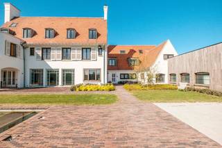 La villaCette villa rénovée datant de 1942 est située sur un terrain calme de 51 hectares. La maison dégage un charme classique associé à un...