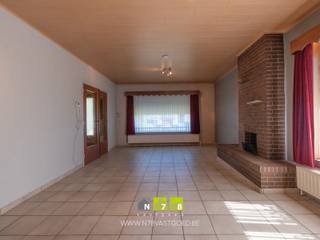 <strong>GELIJKVLOERSE WONING MET 2 SLAAPKAMERS OP EEN PERCEEL VAN 6A32CA TE DILSEN.</strong><br /><br /><strong>TROEVEN</strong><br />- Charmante bungalow.<br />- Rustig gelegen.<br />- Gelijkvloers wonen.<br />- Onderkelderd met inpandige garage.<br />- Ruim perceel met veel privacy.<br /><br /><strong>KELDERVERDIEPING</strong><br />Volledig onderkelderd met wasplaats, cv ruimte en inpandige garage.<br /><br /><strong>GELIJKVLOERS</strong><br />- Inkomhal (300m x 290m = 8,70m²): tegelvloer.<br />- Woonkamer (400m x 700m = 28,00m²): tegelvloer.<br />- Keuken (400m x 300m = 12,00m²): geïnstalleerd met onder- en bovenkasten, lades, koelkast, tegelvloer.<br />- Sas (100m x 180m = 1,80m²): tegelvloer.<br />- Badkamer (180m x 240m = 4,32m²): geïnstalleerd met dubbele lavabo, ligbad, toilet, tegelvloer.<br />- Slaapkamer 1 (350m x 400m = 14,00m²): linoleum.<br />- Slaapkamer 2 (350m x 400m = 14,00m²): linoleum.<br />- Veranda (300m x 250m = 7,50m²): geïnstalleerd met onderkasten en keramische kookplaat: tegelvloer.<br /><br /><strong>ZOLDERVERDIEPING</strong><br />Zolderruimte: toegankelijk via exterieur.<br /><br /><strong>EXTERIEUR</strong><br />- Oprit met toegangspoort.<br />- Omheinde tuin.<br />- Tuinhuis.<br />- Onderhoudsvriendelijke tuin.<br /><br /><strong>EXTRA INFORMATIE</strong><br />Dit pand kan onderhevig zijn aan de renovatieverplichting die door de Vlaamse overheid wordt opgelegd voor residentiële gebouwen. Alle informatie kunt u terugvinden via https://www.vlaanderen.be/een-woning-kopen/renovatieverplichting-voor-residentiele-gebouwen-vanaf-2023.<br /><br />Bekijkt u deze advertentie via een aanverwante vastgoedsite, surf dan zeker naar onze website www.N78vastgoed.be voor een uitgebreide beschrijving en foto's. Meer info: +32 (0)89 86 18 88 of info@N78vastgoed.be.