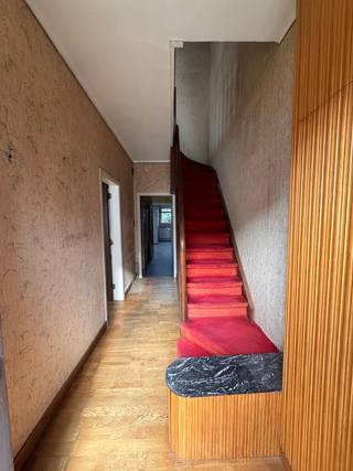 Deze statige en ruime woning met voor-en achtertuin is gunstig gelegen nabij het centrum van Zwijndrecht, op korte afstand van winkels, scholen, openbaar vervoer en belangrijke invalswegen. Dankzij de royale ruimtes, vier slaapkamers en de aanwezigheid van een tuin en garage biedt deze woning tal van mogelijkheden! Indeling: Via de inkomhal betreedt u de ruime woon- en eetkamer. Verder beschikt het gelijkvloers over een keuken, praktische berging, afzonderlijk toilet en een aangename tuin waar u heerlijk kan genieten van de buitenlucht. Op de eerste verdieping bevinden zich twee ruime slaapkamers en een badkamer. De tweede verdieping biedt nog eens twee volwaardige slaapkamers, ideaal voor een groot gezin, thuiswerk of hobbyruimte. Airco aanwezig in de woning. Een extra troef is de aanwezigheid van een garage, wat zorgt voor bijkomend comfort en parkeergelegenheid. Een karaktervolle woning met veel ruimte en mogelijkheden op een uitstekende ligging! Opp: 396m². Voor meer informatie of een vrijblijvend plaatsbezoek: 0488/60.05.07.