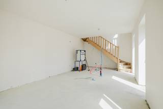 <p><strong>BEN-woonerf in het hart van Dikkelvenne – exclusief wonen in het groen</strong></p>
<p>In het charmante en landelijke Dikkelvenne verrijst dit kleinschalige en kwalitatieve woonerf bestaande uit <strong>6 energiezuinige woningen</strong>. Het project omvat <strong>4 nieuwbouwwoningen</strong> en <strong>2 volledig gerenoveerde entiteiten (vernieuwbouw)</strong>, ontworpen met oog voor <strong>comfort, privacy en maximale lichtinval</strong>.</p>
<p>De woningen voldoen aan strenge energieprestaties (<strong>max. S31 en E30</strong>) en zijn uitgerust met moderne technieken die zorgen voor een duurzame en toekomstgerichte woonervaring.</p>
<p><strong>Unieke ligging</strong></p>
<p>Gelegen in een uitzonderlijk groene omgeving geniet u hier dagelijks van rust en natuur.<br />Vanop uw terras heeft u een prachtig zicht op het park en het naastgelegen kasteel – een zeldzame troef die dit project echt bijzonder maakt.</p>
<p><strong>Hoogwaardige afwerking & technieken</strong></p>
<p>Elke woning is standaard voorzien van:</p>
<ul>
<li>Lucht/water-warmtepomp</li>
<li>Vloerverwarming</li>
<li>Uitstekende isolatie</li>
<li>Ventilatiesysteem volgens de huidige normen</li>
</ul>
<p><strong>Praktische info</strong></p>
<ul>
<li><strong>9 privatieve parkeerplaatsen</strong> achteraan het woonerf (exclusief voor bewoners)</li>
<li>Verkoopprijs omvat:</li>
<ul>
<li>Volledig afgewerkte woning (<strong>excl. keuken</strong>)</li>
<li>Buitenaanleg</li>
<li>Eén parkeerplaats</li>
</ul>
<li>Vermelde oppervlaktes zijn <strong>bruto oppervlaktes</strong></li>
</ul>
<p><strong>Aankoopvoorwaarden</strong></p>
<ul>
<li><strong>Nieuwbouwwoningen (4)</strong>:</li>
<ul>
<li>Registratierechten op grondaandeel</li>
<li>BTW op constructieaandeel</li>
<li>Mogelijkheid tot aankoop aan <strong>6% BTW</strong> (onder voorwaarden)</li>
</ul>
<li><strong>Gerenoveerde entiteiten (2)</strong>:</li>
<ul>
<li>Registratierechten op grondaandeel</li>
<li><strong>21% BTW</strong> op constructieaandeel</li>
</ul>
</ul>
<p><strong>Waarom kiezen voor dit project?</strong></p>
<ul>
<li>Energiezuinig en toekomstgericht wonen</li>
<li>Rustige, groene topligging</li>
<li>Kleinschalig en exclusief karakter</li>
<li>Hoog wooncomfort en kwalitatieve afwerking</li>
</ul>
Contacteer Anthony voor meer informatie op <strong>0488 14 62 77</strong><br />
<p></p>