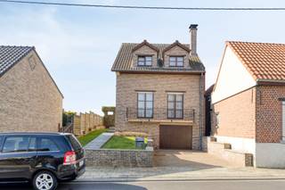 Deze landelijke woning biedt bijzonder veel ruimte en potentieel voor wie op zoek is naar een karaktervolle woning die volledig naar eigen smaak...