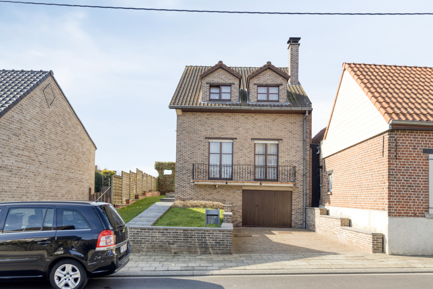 Te moderniseren ruime en solide 3-gevelwoning met grote tuin - foto 1