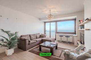 Appartement 2 slpk+slaaphoek met zeezicht en EPC (B!) in Middelkerke<br /><br />Ontdek dit prachtige appartement met een schitterend zeezicht, ideaal voor wie comfortabel wil wonen aan de kust. Gelegen op de 5de verdieping van de Zeedijk geniet u van een ideaal zicht op zee. Dankzij de praktische indeling straalt het appartement ruimte, licht en comfort uit.<br /><br />Bij binnenkomst betreedt u een ruime inkomhal (met gastentoilet) die een warm welkom biedt. De leefruimte is open en luchtig, met een volledig functionele open keuken. Twee ruime slaapkamers en een slaaphoek bieden comfortabel plaats aan in totaal minstens zes personen. Verder is er een moderne badkamer met inloopdouche. Het zonnige terras aan de achterzijde nodigt uit om te ontspannen in de zon, terwijl de berging handig is voor strandmateriaal of persoonlijke spullen.<br /><br />Het appartement werd reeds vernieuwd doorheen de jaren (behalve de ramen aan de voorzijde), met nieuwe gasketel en afvoerkanaal (november 2025), en beschikt over aansluitingen voor een afwasmachine. Er is een fietsenstalling op -1 met 2 fietsen inbegrepen. Het appartement is nooit verhuurd geweest.<br /><br />Gunstige ligging en omgeving<br /><br />- Dicht bij het Casino en winkels, in een rustige omgeving<br /><br />- Ruime parkeergelegenheid achter het appartement<br /><br />- Slechts 200 meter van de duinen<br /><br />- Vlak bij sportinfrastructuur zoals zwembad en tennis<br /><br />- Dankzij de toplocatie aan zee combineert dit appartement rust, comfort en een prachtige uitzicht.<br /><br />Voor meer informatie of een bezoek kunt u contact opnemen met Inti via inti@immofrancois.be<br /><br /> of 0499 74 89 74.<br /><br />
