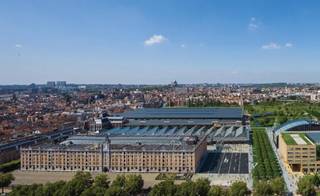 Prachtige kantoorruimte gelegen in het hart van de site van Tour & Taxis, in de onmiddellijke nabijheid van het Noord Station en het stadscentrum. Het gebouw is volledig gerenoveerd en voorzien van zonnepanelen, airconditioning en CO²-indicatoren. Talrijke faciliteiten: parkeerplaats, winkels, restaurants, kinderopvang, fitnessruimte en pendelbus naar Noord Station.<br />Gemakkelijk bereikbaar met het openbaar vervoer.<br />Oppervlakte: 436 m²<br />Archief beschikbaar: 100 €/m²/jaar<br />Belastingen en heffingen niet inbegrepen.