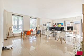 In het groene en serene Poppel, op een ruim perceel van ca. 850 m², ontdek je deze moderne villa waar rust, ruimte en comfort samenkomen.We betreden...