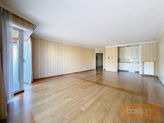 Dit stijlvolle appartement op de eerste verdieping geniet van een prachtige ligging met zicht op Markeplaats.Via de inkomhal komt u terecht in de...