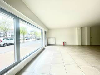 Op een centrale en goed bereikbare locatie in Zelzate bieden wij u dit veelzijdige pand aan, dat bestaat uit een comfortabel woongedeelte en...