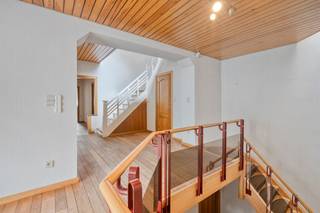 <p><span>Karaktervol hoekpand met handelsruimte en ruime woning op een absolute topligging aan de Bosstraat in Maaseik.</span><span> </span></p><p><span> </span></p><p><span> </span></p><p><span>Dit veelzijdige eigendom combineert wonen en werken op een uitstekende locatie en biedt tal van mogelijkheden voor zelfstandigen, vrije beroepen of investeerders.</span></p><p><span> </span></p><p><span> </span></p><p><span>ALGEMEEN:</span></p><ul><li><span>Uitstekende, centrale ligging aan de Bosstraat en de rustige Vossenbergstraat.</span></li><li><span>Bouwjaar: 1939.</span></li><li><span>EPC-label C, waardoor het pand niet onderhevig is aan de renovatieverplichting.</span></li><li><span>Perceeloppervlakte: 1a21ca.</span></li><li><span>KI: €1.591.</span></li><li><span>Verwarming op aardgas met twee afzonderlijke cv-ketels voor de handelsruimte en de woning.</span></li><li><span>PVC-ramen met dubbele beglazing.</span></li><li><span>De woning is volledig uitgerust met elektrische zonnewering voorzien van sensoren (geplaatst circa 10 jaar geleden).</span></li><li><span>Het dak werd ongeveer 15 jaar geleden volledig vernieuwd.</span></li></ul><p><span> </span></p><p><span> </span></p><p><span>INDELING:</span></p><p><span>HANDELSRUIMTE (+/- 100 m²):</span></p><ul><li><span>Commerciële ruimte met een goede zichtbaarheid dankzij de hoekligging en directe toegang via de Bosstraat. Uitgerust met een alarminstallatie en veiligheidsrolluiken.</span></li><li><span>Ruime winkelruimte met donkere laminaatvloer en grote vitrines langs zowel de Bosstraat als de Vossenbergstraat, wat zorgt voor een maximale lichtinval en optimale visibiliteit.</span></li><li><span>Berging.</span></li><li><span>Ruimte met kitchenette voorzien van een spoeltafel.</span></li><li><span>Extra bergruimte met aansluitend gastentoilet en fonteintje.</span></li><li><span>Rechtstreekse toegang tot de gezamenlijke kelder en de achterliggende woning.</span></li></ul><p><span> </span></p><p><span> </span></p><p><span>WONING:</span></p><p><span>GELIJKVLOERS (toegankelijk via de Vossenbergstraat)</span></p><ul><li><span>Royale inkomhal met houten trap naar de eerste verdieping. De inkomhal is afgewerkt met een donkere natuurstenen vloer en biedt toegang tot zowel de kelder als de handelsruimte.</span></li></ul><p><span> </span></p><p><span> </span></p><p><span>EERSTE VERDIEPING:</span></p><ul><li><span>Polyvalente ruimte, ideaal als bureau, leeshoek of hobbyruimte, afgewerkt met een parketvloer.</span></li><li><span>Keuken voorzien van een vaatwasser, spoeltafel, kookvuur en oven. De toestellen zijn aan vernieuwing toe.</span></li><li><span>Gezellige leefruimte met authentieke parketvloer die zorgt voor een warme en karaktervolle uitstraling.</span></li><li><span>Badkamer uitgerust met een ruime douche, wastafel en kastruimte.</span></li><li><span>Apart toilet met fonteintje.</span></li><li><span>Slaapkamer 1, gelegen aan de Bosstraat, met een aangenaam uitzicht op de omgeving.</span></li><li><span>Trap naar de tweede verdieping.</span></li></ul><p><span> </span></p><p><span> </span></p><p><span>TWEEDE VERDIEPING:</span></p><ul><li><span>Nachthal met groot schuifraam dat uitgeeft op een ruim en zonnig stadsterras van circa 21 m², een heerlijke plek om in alle rust van het buitenleven te genieten.</span></li><li><span>Slaapkamer 2 met rechtstreeks toegang tot het terras via een schuifraam.</span></li><li><span>Slaapkamer 3.</span></li><li><span>Slaapkamer 4.</span></li><li><span>Slaapkamer 5.</span></li><li><span>Vaste trap naar de zolderverdieping.</span></li></ul><p><span> </span></p><p><span> </span></p><p><span>ZOLDERVERDIEPING:</span></p><ul><li><span>Ruime polyvalente zolder met tal van uitbreidings- en inrichtingsmogelijkheden.</span></li></ul><p><span> </span></p><p><span> </span></p><p><span>KELDERVERDIEPING:</span></p><ul><li><span>Praktische kelder, verdeeld over drie afzonderlijke ruimtes en bereikbaar vanuit zowel de handelsruimte als de woning. Ideaal voor extra opslag.</span></li></ul><p><span> </span></p>