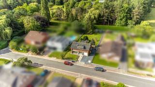<p>Interesse? Vragen? Plan dan zelf je bezoek in via onze digitale kalender of neem gerust contact op met Olivier Boon via olivier.boon@copandi.be of via +32 468/35 17 50.<br /></p><p>Bent u op zoek naar een woning op een toplocatie die u volledig naar uw eigen smaak kunt renoveren? Dan biedt deze charmante gezinswoning uit de jaren ‘70 een unieke kans. Gelegen op een mooi perceel van 973 m² in een doodlopende straat grenzend aan het domein De Spoelberch. Scholen, winkels, belangrijke invalswegen en openbaar vervoer zijn allemaal in de nabije omgeving, ondanks de uiterst rustige locatie.<br /></p><p>De woning beschikt over een praktische indeling met op het gelijkvloers een ruime lichtrijke leefruimte met open haard, een keuken, praktische berging, apart gastentoilet en een inpandige garage met automatische poort.<br /></p><p>Op de verdieping bevinden zich drie slaapkamers en een badkamer met ligbad en toilet. <br /></p><p>Achteraan de woning is er een ruim terras dat overgaat in de zuid georiënteerde tuin met groen uitzicht over het domein De Spoelberch. Deze tuin biedt de nodige rust en privacy om te ontspannen na een drukke dag. Vooraan beschikt de woning over een ruime oprit. </p><p></p><p>De woning beschikt verder over een EPC-label E waardoor de woning binnen de 6 jaar energetisch aangepakt moet worden om een EPC-label D te bekomen. Dankzij de goede basis, praktische indeling en het ruime perceel vormt deze woning de ideale opportuniteit voor wie op zoek is naar een woning op een toplocatie met tal van mogelijkheden om te vernieuwen tot een hedendaagse, energiezuinige gezinswoning. De woning beschikt momenteel over centrale verwarming op aardgas en aluminium schrijnwerk met dubbele beglazing. De elektriciteit is niet conform.</p><p></p><p>De woning is momenteel verhuurd.</p><p></p><p>Kortom, deze gezinswoning, gelegen in een kindvriendelijke residentiële wijk, vormt de ideale kans voor wie op zoek is naar een woning met veel potentieel op een toplocatie.</p><p><br />✅ Doodlopende straat in kindvriendelijke wijk<br />✅ Open bebouwing met veel potentieel<br />✅ Inpandige garage<br />✅ Te renoveren naar eigen smaak<br />✅ Ruim zuidgericht perceel van 973 m²</p><p>✅ Ideale ligging t.o.v. Leuven - Brussel - Mechelen</p>