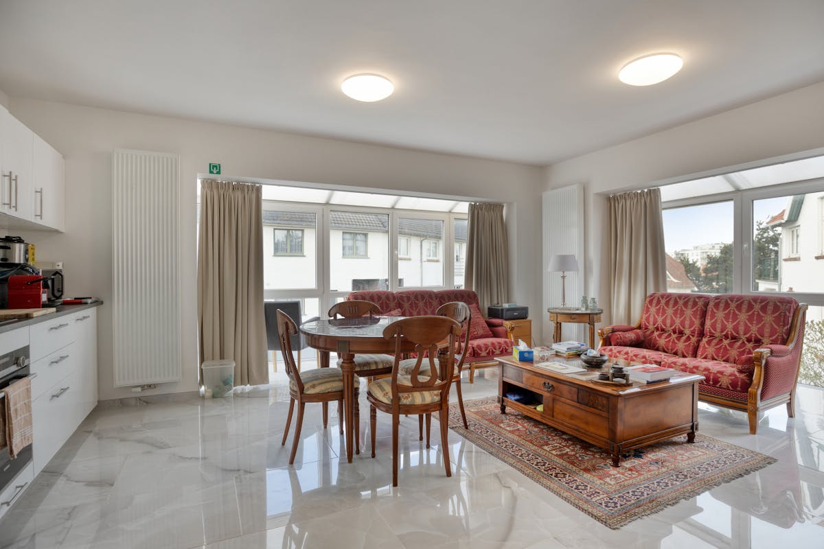 Gerenoveerd hoekappartement met 3 slaapkamers en garage - foto 4