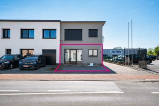 Op een uitstekende en vlot bereikbare locatie in Kontich bevindt zich dit handelsgelijkvloers van ca. 65 m². Dankzij de visibiliteit langs de Duffelsesteenweg en de praktische indeling is dit pand ideaal voor winkel, vrij beroep of kantoor.<br /><br />De ruimte beschikt over een open en lichtrijke indeling die flexibel kan worden ingericht volgens uw activiteit. Achteraan bevindt zich een praktische kitchenette, sanitair en een extra bureau- of opslagruimte. <br /><br />Extra troeven:<br />- Vlotte bereikbaarheid <br />- Parkeergelegenheid in de nabije omgeving<br />- Geschikt voor diverse professionele activiteiten<br />- Onmiddellijk beschikbaar<br />- Inrichting naar keuze <br /><br />Ingroeihuur van toepassing: <br />€1.100/maand excl. kosten gedurende het eerste jaar<br />€1.200/maand excl. kosten gedurende het tweede jaar<br />€1.400/maand excl. kosten gedurende het derde jaar (basishuurprijs) <br /><br />Een ideale opportuniteit voor ondernemers die op zoek zijn naar een functionele en strategisch gelegen ruimte. <br /><br />Interesse? Wees er snel bij voor een bezoek ter plaatse!