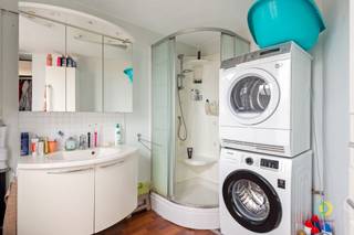 <p><span>Ontdek dit ruime en lichtrijke duplexappartement op een toplocatie in het centrum van Vilvoorde, met winkels, horeca en openbaar vervoer op wandelafstand. Bij het binnenkomen komt u meteen terecht in de aangename leefruimte, waar de grote raampartijen voor veel natuurlijk licht zorgen. De ruimte biedt plaats aan een gezellige zithoek, eethoek en keuken, die samen een mooi geheel vormen. Vanuit de leefruimte heeft u eveneens toegang tot de douchekamer, voorzien van een wastafel en aansluitingen voor wasmachine en droogkast. Op de bovenverdieping wacht de grote troef: een indrukwekkend ruime slaapkamer van maar liefst 41 m², sfeervol gelegen onder het schuine dak en met tal van inrichtingsmogelijkheden. Een ideale combinatie van ruimte, licht en een centrale ligging. Extra troef: geen gemeenschappelijke lasten of provisies.</span></p>