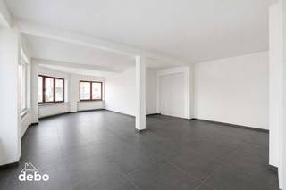 <strong>Geef jouw zaak een vliegende start in Kortrijk</strong><br />Op zoek naar een kantoorruimte van 89 m² die je volledig naar eigen smaak kan inrichten? Deze lichtrijke casco ruimte in Kortrijk biedt alle vrijheid om een plek te creëren die perfect past bij jouw zaak.<br />Dankzij de grote raampartijen voelt de ruimte open en uitnodigend aan. De centrale ligging, vlak bij belangrijke invalswegen en openbaar vervoer, maakt ze bovendien vlot bereikbaar voor klanten en medewerkers.<br />Ideaal voor onder meer een praktijk, kantoor, schoonheidssalon, kapsalon, reisbureau of uitzendkantoor. Hier geef je jouw onderneming de uitstraling die ze verdient.<br />Extra troef: mogelijkheid tot aankoop van een binnen staanplaats. Interesse?<br />Neem gerust contact met ons op voor meer info of een bezoek <strong>0495 53</strong> <strong>48 65</strong><br /> 