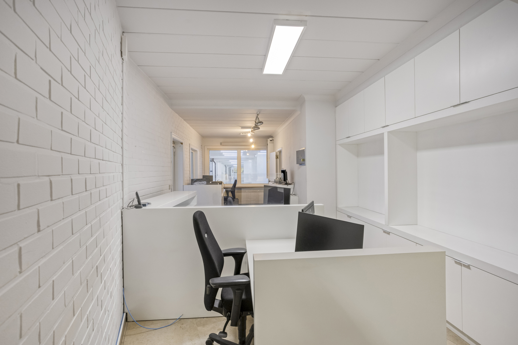 Polyvalent handelspand met kantoorruimte, showroom, stockageruimte en parking - foto 5