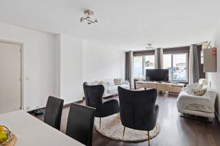 Dit gelijkvloers appartement (102m²) heeft alles wat je zoekt: een zonnige leefruimte, 2 ruime slaapkamers met toegang tot het west...