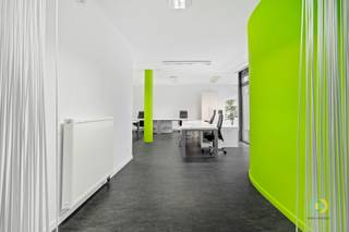 <p><span>Deze aangename kantoorruimte, gelegen in een kleinschalig gebouw in Peutie, is ideaal voor zelfstandigen of ondernemingen die op zoek zijn naar een professionele en verzorgde werkomgeving. Dankzij de grote raampartijen geniet het kantoor van veel natuurlijk licht en een open, ruimtelijk gevoel. Via de elektrische toegangsdeur krijgt u rechtstreeks toegang tot de kantoorruimte. De ruimte beschikt over een eigen afzonderlijk toilet en kan indien gewenst gemeubeld gehuurd worden. De aanwezige bureaus, bureaustoelen en kasten kunnen mee ter beschikking worden gesteld. Wie graag over wat extra comfort en ruimte beschikt, heeft bovendien de mogelijkheid om een aparte inkom, keuken en vergaderzaal bij te huren. Zo kan het geheel flexibel worden aangepast aan de behoeften van uw onderneming. De provisie voor het verbruik bedraagt momenteel 100/maand. Indien bijkomende ruimtes worden mee gehuurd, wordt deze provisie herbekeken. Bij het kantoor zijn 2 parkeerplaatsen inbegrepen op de parking achter het gebouw. Daarnaast bestaat de mogelijkheid om nog 4 extra parkeerplaatsen te huren aan 50/maand per plaats. Een lichtrijke, praktische en flexibel uitbreidbare kantoorruimte waar u zowel medewerkers als klanten op een professionele manier kunt ontvangen.</span></p>