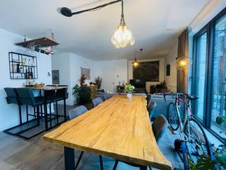 Ontdek “De Dams”: wonen in het hart van Antwerpen met de luxe van nieuwbouw en de charme van historische klasse.<br />Dit stijlvolle éénslaapkamerappartement met terras en autostaanplaats biedt u alle comfort, midden in het bruisende stadsleven.<br />U betreedt het appartement via een afgesloten inkomhal met ruimte voor een vestiairekast. De lichte leefruimte met open keuken vormt een warme, gezellige plek om tot rust te komen. Dankzij het grote raam dat doorloopt tot op de vloer geniet u de hele dag van natuurlijk licht.<br />De badkamer is uitgerust met een moderne inloopdouche en is volledig apart van het toilet. In de inpandige berging vindt u de aansluiting voor de wasmachine. De slaapkamer beschikt over een praktische nis voor uw kledingkast en geeft uit op het terras, gelegen aan de zijde van de Lange Nieuwstraat.<br />Met de lift bereikt u rechtstreeks niveau -2, waar uw autostaanplaats zich bevindt. Op niveau -1 zijn er tevens een fietsenberging en afvalberging voor restafval en PMD.<br />Wonen in De Dams betekent wonen in het centrum van Antwerpen. Supermarkten, winkels (Meir), het station en talloze hotspots liggen op wandelafstand. De toegang via de Meir bevindt zich recht tegenover de Stadsfeestzaal, ideaal voor wie graag leeft in het commercieel hart van de stad.<br />Bijzonderheden: Kosten 115 euro/m - Toplocatie in het centrum - Autostaanplaats - Fietsen- en afvalberging - Gunstig EPC - Nieuwbouwcomfort