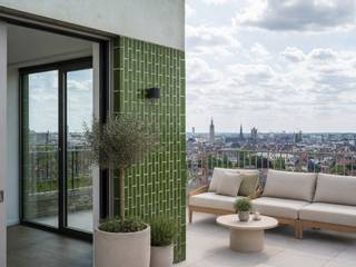 <strong>Penthouse met twee volwaardige slaapkamers en een uitzonderlijk terras met panoramisch zicht over Gent en zijn torens.</strong><br /><br />Dit penthouse van ca. 147 m² bevindt zich op de 15de en 16de verdieping van een recente residentie (BJ 2021). Het indrukwekkende terras van ongeveer 40 m² vormt een echte blikvanger en biedt een prachtig uitzicht over de stad.<br /><br /><u>Indeling:</u><br />Op de duplexverdieping (16de verdieping) bevindt zich de open leefkeuken met eetplaats. De keuken is volledig uitgerust met kwalitatieve huishoudtoestellen. Dankzij de grote raampartijen geniet deze ruimte van veel natuurlijk licht en is er directe toegang tot het ruime, zonnige terras met een prachtig uitzicht over de skyline van Gent. Op deze verdieping is er ook een eerste praktische berging.<br /><br />Een verdieping lager bevindt zich de lichtrijke en ruime leefruimte. Aansluitend zijn er twee volwaardige slaapkamers met elk hun eigen sanitaire voorzieningen. Eén daarvan is een badkamer, voorzien van dubbele wastafel en bad, en de andere een douchekamer. Op de hal is er een apart toilet en een tweede praktische berging. <br /><br />Dankzij de overvloedige lichtinval en de vloerverwarming op het stadsnet geniet u hier van optimaal wooncomfort. Bovendien beschikt het penthouse over private zonnepanelen.<br /><br /><strong>Extra troef: deze aankoop valt onder het stelsel van de registratierechten!</strong><br />In de residentie bestaat bovendien de mogelijkheid om een privatieve kelderberging en een ondergrondse autostaanplaats aan te kopen. Deze aankopen zijn wel onderworpen aan het btw-stelsel. <br /><br />De residentie maakt deel uit van de herontwikkeling van de Oude Dokken aan het Stapelplein, een bruisende stadswijk met wandelpromenades, parken, gezellige horecazaken en een eigentijdse stedelijke uitstraling.<br /><br /><strong>Kortom, een instapklaar penthouse met een indrukwekkend terras en een ongeëvenaard uitzicht over de Gentse skyline.</strong>