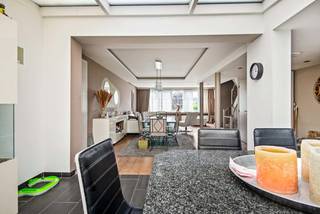 Interesse in deze bel-etage woning? Maak snel ONLINE je afspraak via Livitas.be<br />Zin in een ontspannende sauna in de tuin? Wandel door de tuin en geniet van je wellnes momentje.<br />Een ideale woning in de ideale buurt met een leuke tuin, 3 slaapkamers en vooral een zonnige woonkamer.<br />Het gelijkvloers bestaat uit de inkomhal met garage en achteraan een grote wasplaats die ook kan dienen als vierde slaapkamer of kantoor.<br />De woonkamer is vooraan gelegen en geeft uit op de open keuken en de veranda.<br />3 ruime slaapkamers en een badkamer maken deze woning de ideale woning voor heel de familie.<br />Wees er snel bij en maak ONLINE via Livitas.be je afspraak.