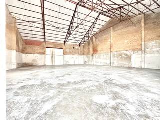 Gerenoveerd magazijn voor opslag met mooie vrije hoogte van 6,93m; Mogelijkheid tot platform; Nieuwe sectionale geautomatiseerde poort met hoogte...