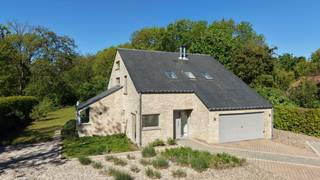 Zeer rustig gelegen villa met openluchtzwembad op mooi perceel van 22 are 89 ca. West georiënteerd.Residentieel gelegen vlakbij het golf-en...