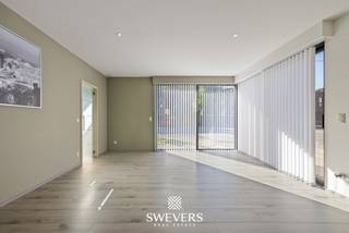 Voor meer info en foto’s, surf naar www.swevers.be – Deze recente, volledig gelijkvloerse bungalow aan de M. Scheperslaan 164 in Heusden-Zolder combineert comfortabel wonen, energiezuinigheid en een praktische indeling. De woning werd gebouwd in 2020, is instapklaar en onmiddellijk beschikbaar. Met een bewoonbare oppervlakte van 120 m² bevindt alles zich op één niveau. De ruime en lichtrijke living sluit aan op de keuken en biedt volop plaats voor een gezellige zit- en eethoek. Verder beschikt de woning over twee slaapkamers, een centraal gelegen badkamer, een praktische berging en twee toiletten. Ook buiten is er heel wat ruimte. Het perceel van 493 ca beschikt over een aangename tuin, een aparte garage, carport en tuinhuis. Zo zijn er voldoende parkeer- en opbergmogelijkheden. Op energetisch vlak scoort deze bungalow uitstekend met EPC-label A, een warmtepomp en maar liefst 19 zonnepanelen. Daarnaast zorgen airconditioning en elektrische rolluiken voor extra comfort. De ligging biedt een goede combinatie van rust en bereikbaarheid. School, openbaar vervoer, ontspanning en restaurants bevinden zich op korte afstand. Winkels en de snelweg zijn eveneens vlot bereikbaar. Een ideale woning voor wie gelijkvloers, modern en energiezuinig wil wonen met alle comfort binnen handbereik. Voor meer informatie, bel 011 255 155. Bron bewoonbare oppervlakte: EPC – verslag.