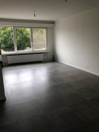 KIJKDAG ZATERDAG 13/6 verplicht inschrijven via: https://ap.lc/RLZty<br /><br />Het appartement is gelegen op de eerste verdieping in een gebouw met 5 appartementen. De keuken is voorzien van alle toestellen. Volledig appartement is op tegel. In de badkamer is een douche, lavabo en toilet. Naast de 2 slaapkamers is er nog een aparte berging. In de kelder zijn er twee bergingen inbegrepen.<br /><br />Troeven zijn een conform elektriciteitsattest, EPC B, een asbestveilig appartement.<br /><br />Een ondergronds garage is verplicht mee aan te kopen aan de prijs van € 22.500.<br /><br />Appartement is momenteel verhuurd zodat het ook als investering kan gekocht worden.