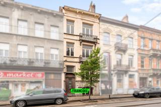 Op zoek naar een ruime woning te koop in Anderlecht met karakter en tal van mogelijkheden? Deze te renoveren eigendom naast het gemeentehuis...